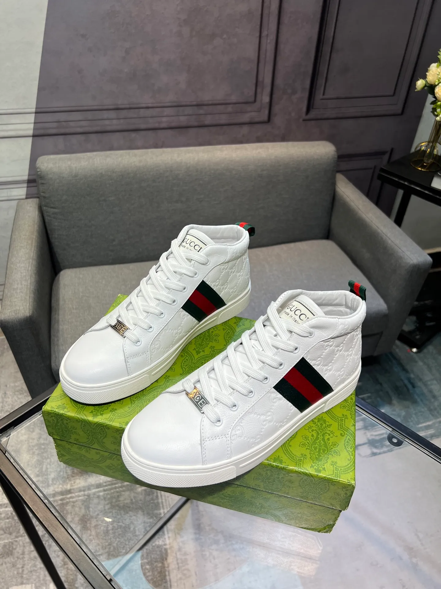 Men's men's shoes 💰460 The new high-top GUCCI (Gucci) counters are launched simultaneously. The new men's shoes, 😘fabrics are selected from imported cowhide, and the lining is sheepskin lining. 👍🏿 High-end ☄️ air-cushion molded anti-slip rubber outsole, exquisite lines, simple and elegant, comfortable and high-end for leisure travel. Code number: 38 to 44 (45 can be customized and cannot be returned or exchanged)